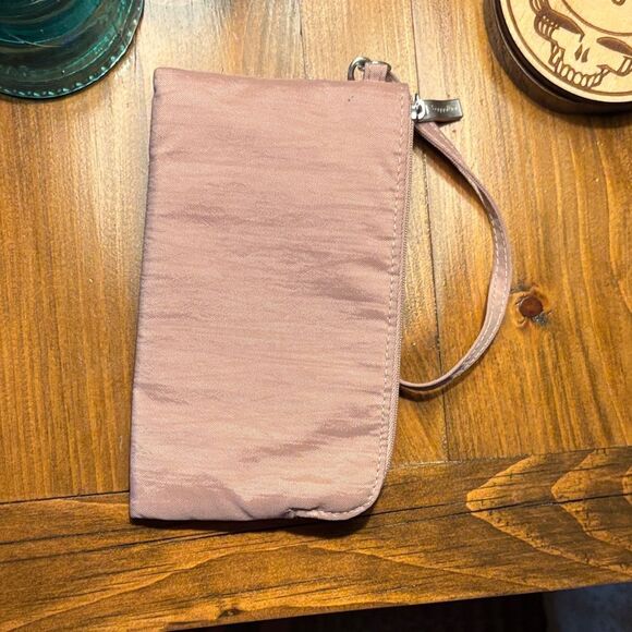 Baggallini Mauve Wristlet - Picture 4 of 8